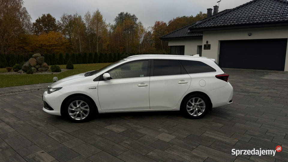 Toyota Auris 18 hybrid ledy Navi asystenci Sewis czujnik parkowania