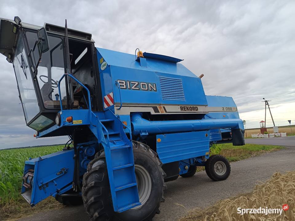 Kombajn zbożowy Bizon Rekord niebieski na dużej łódzkie