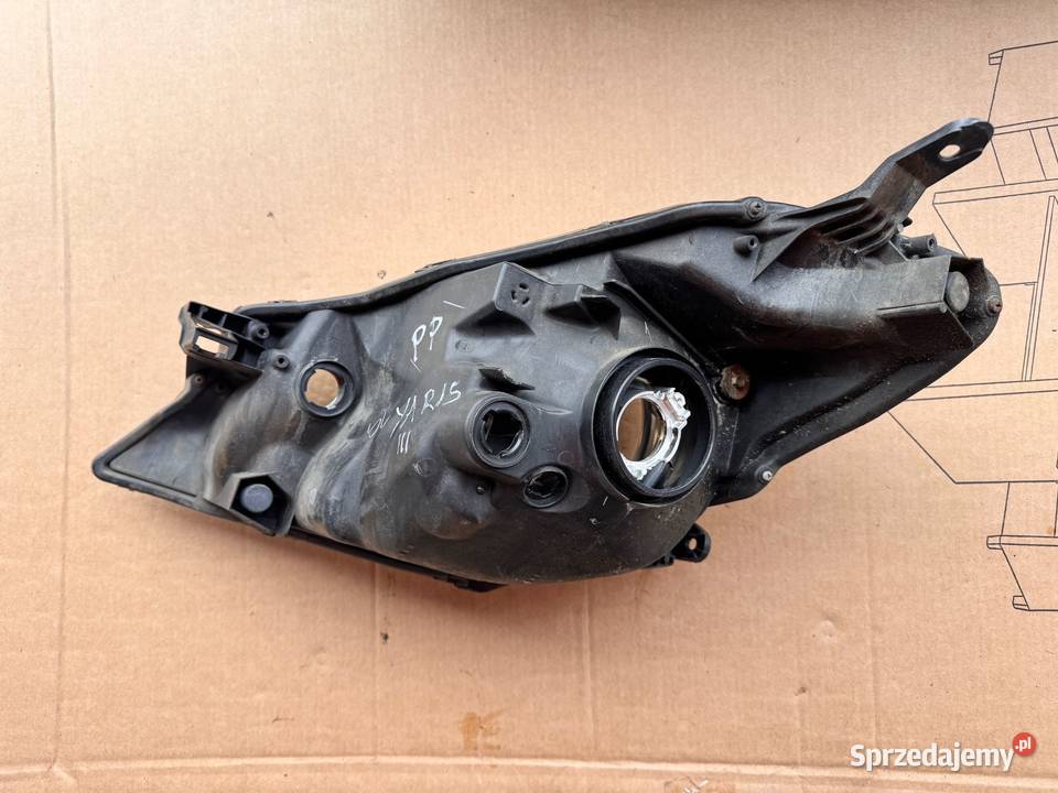 Lampa prawy przód Yaris III 1114 przed lift Oświetlenie