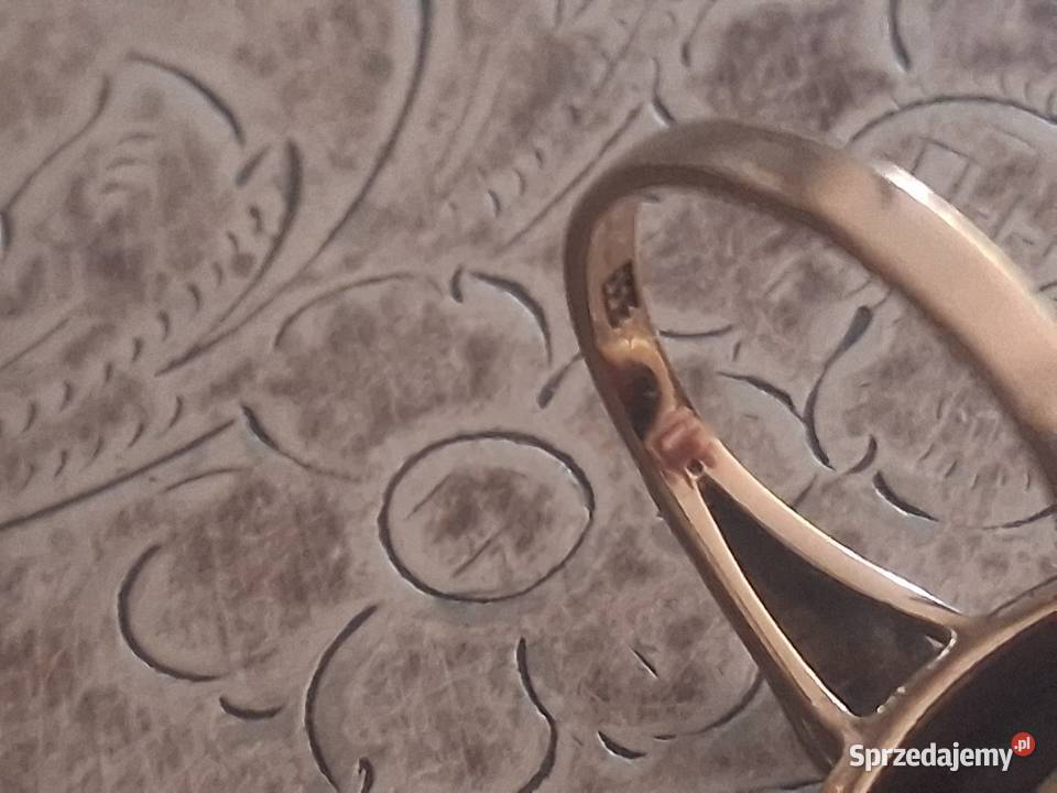 Złoty pierścionek z naturalnym koralem 333