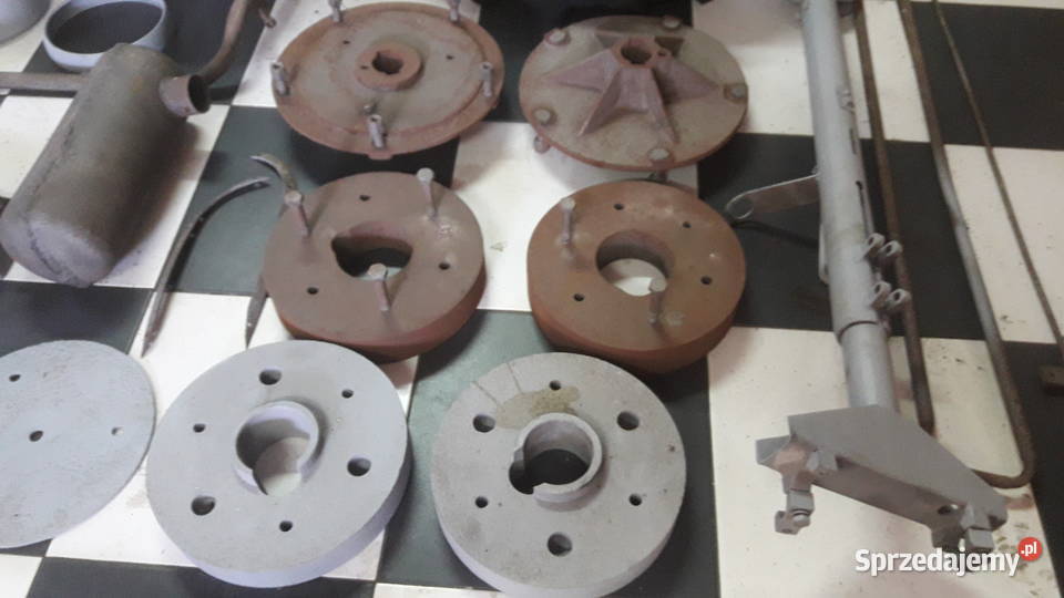 Ciągnik Dzik 2 z przyczepą w trakcie remontu Puszczykowo