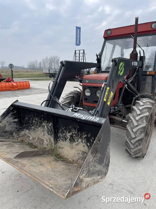 Ładowacz czołowy firmy Agrosped model V700