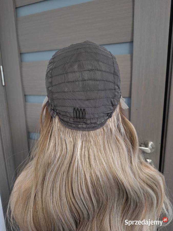 Długa falowana blond koronkowa peruka Malbork