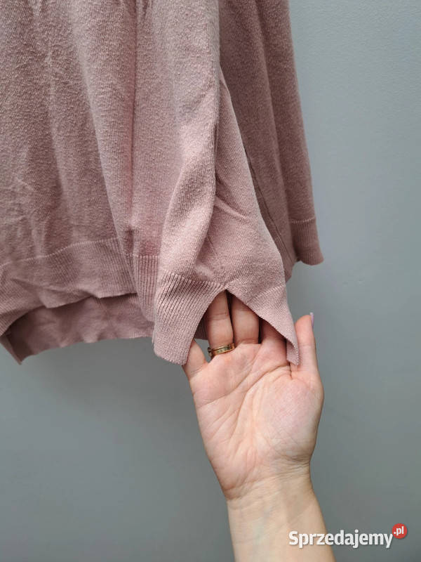 Klasyczny sweter w odcieniu pudrowego różu Trąbki Wielkie