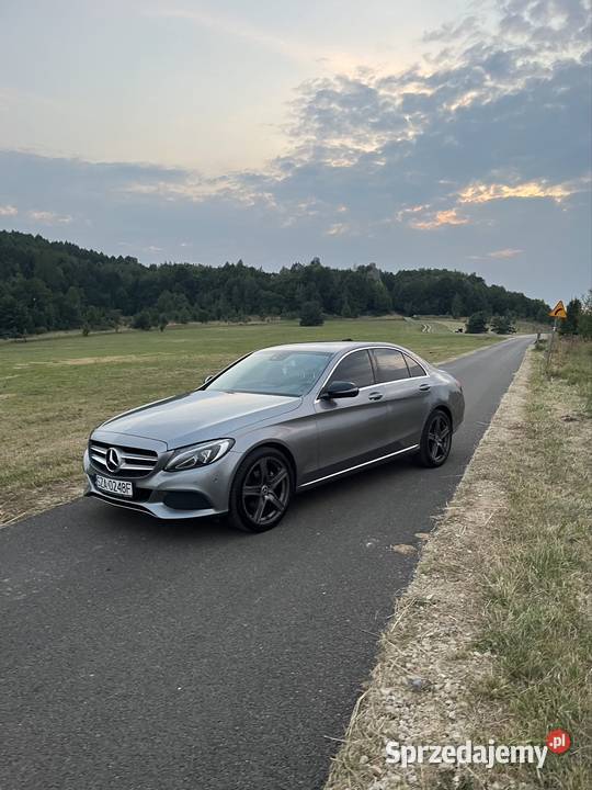 Piękny MercedesBenz CKlasa W205 czujnik martwego pola Zawiercie