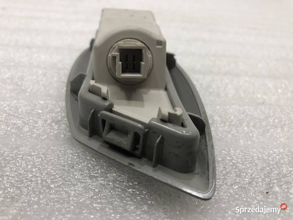 LAMPKA PODSUFITKI MERCEDES W204 A2048205301 Oświetlenie kabiny