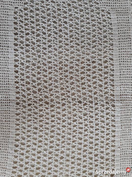 Szydełkowy prostokątny bieżnik na stół w kolorze