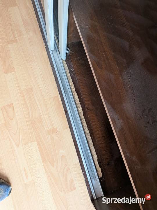 Używana szafa z widocznymi śladami użytkowania Wrocław