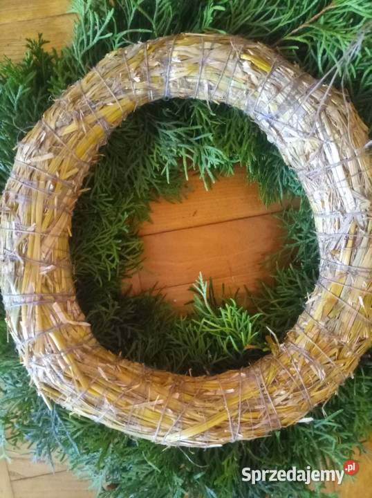 Wianek słomiany z gałązkami Ropa