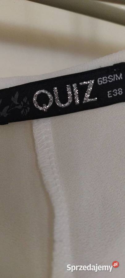 Bluzka w kolorze boiałym z biżuterią Firmy Quiz Lublin
