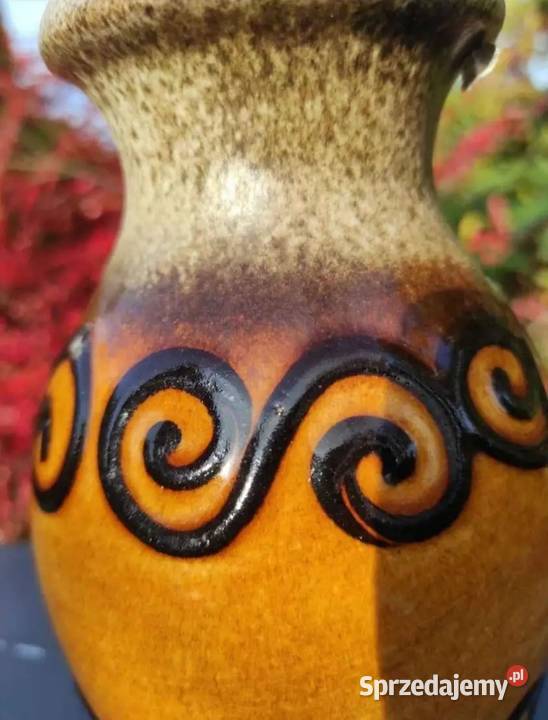 Wazon ceramiczny szkliwiony zdobiony reliefami w Pabianice