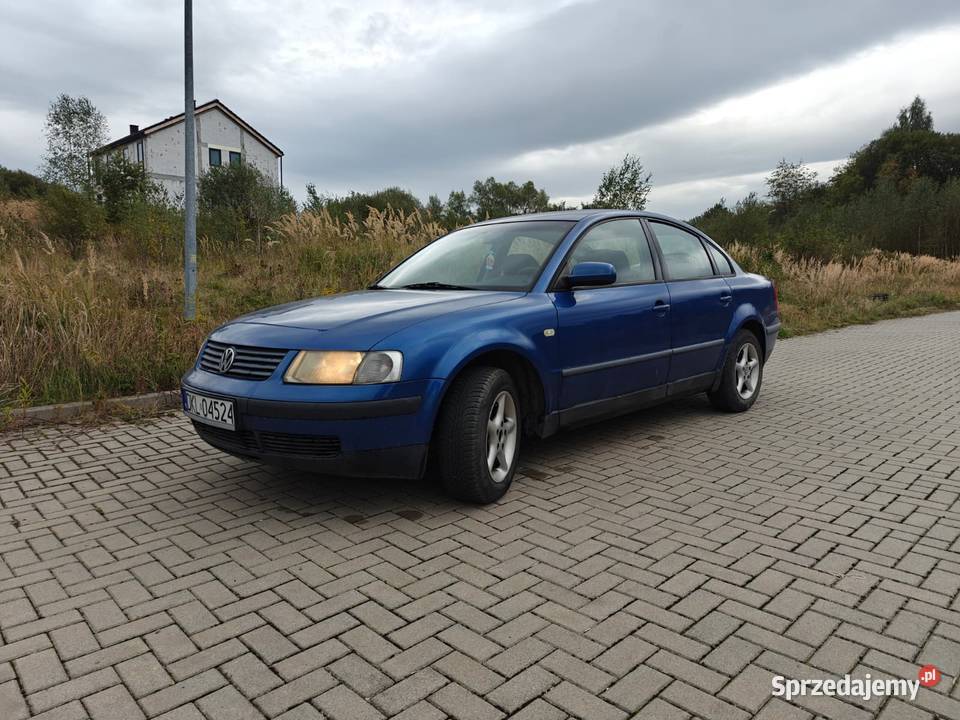 Volkswagen Passat B5 16 1998 r niebieski dolnośląskie Kłodzko