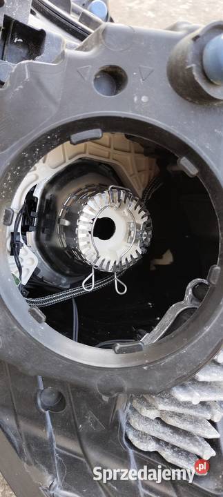 JAGUAR XE Lampa Prawa Uszkodzona Poświętne