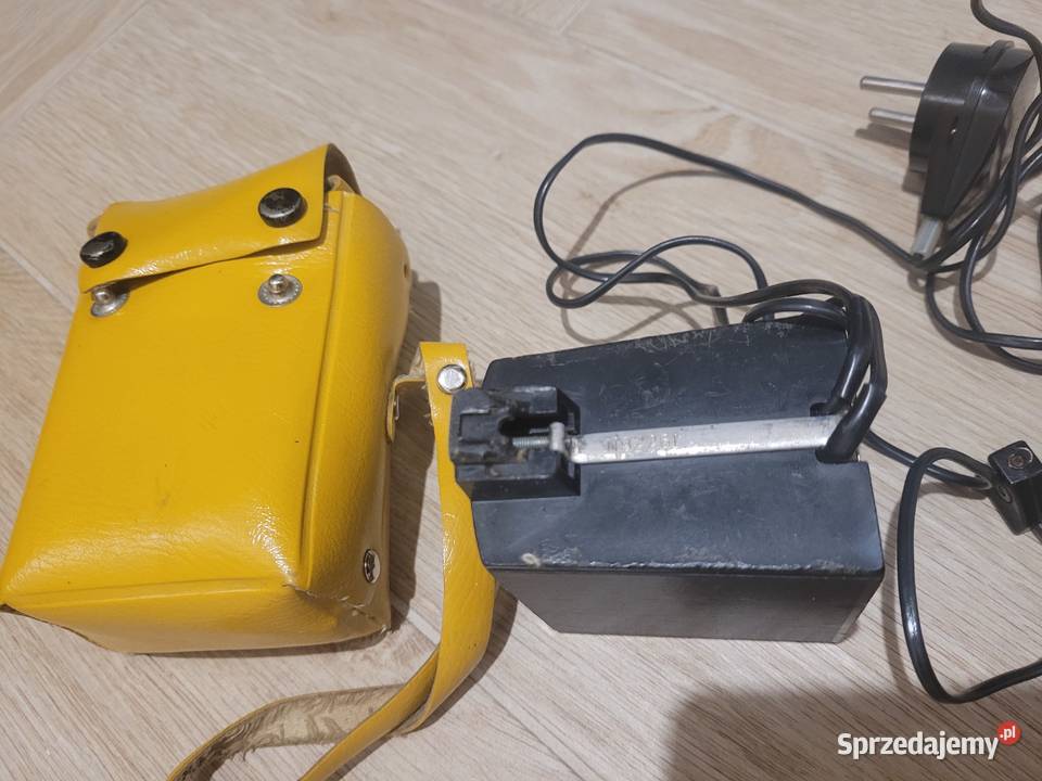 Sprzedam lampę błyskową Saulute z etui łódzkie Zelów