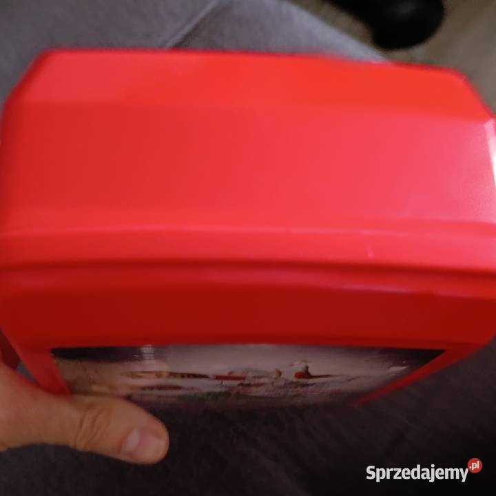 czerwony lunchbox z grafiką przedstawiającą Poznań