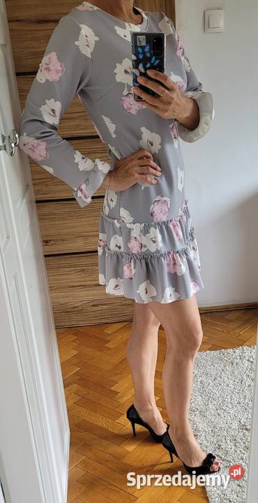 Piękna szara sukienka w kwiaty w kolorze różu Głuszyca