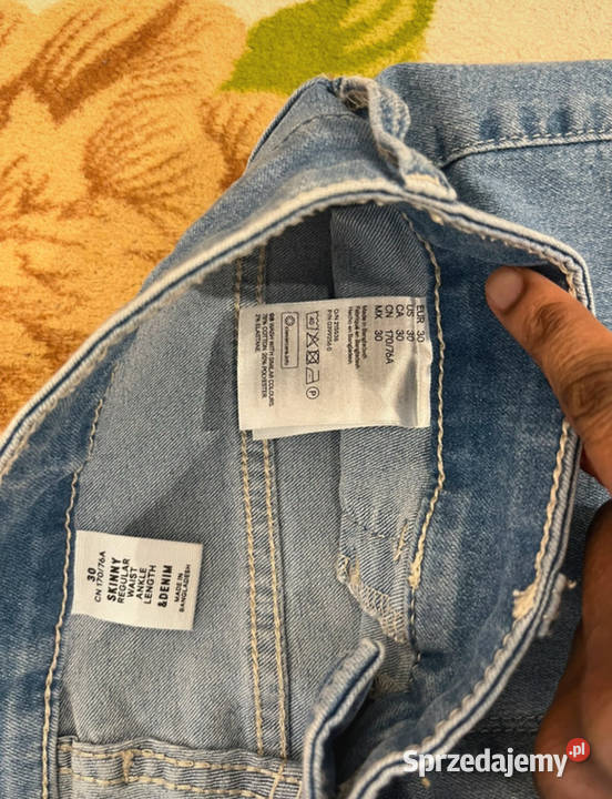 Jasnoniebieskie obcisłe jeansy jeansowe modne na