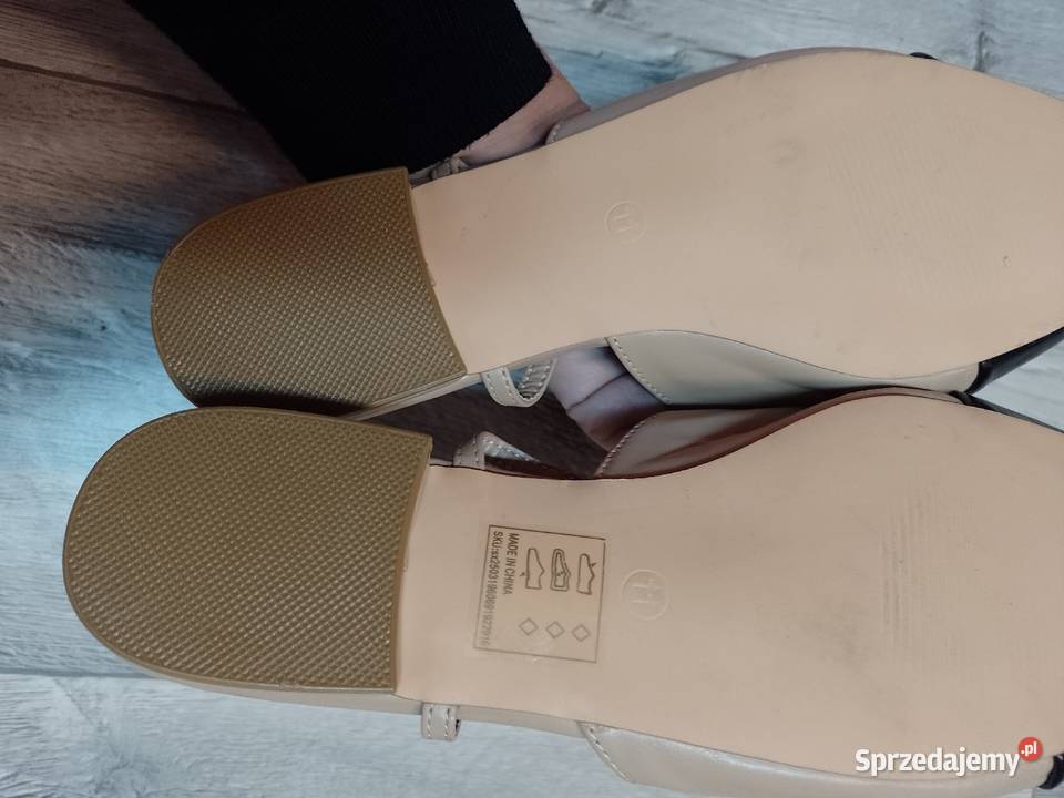 42 Beżowo czarne baleriny wieczorowe z odkrytą