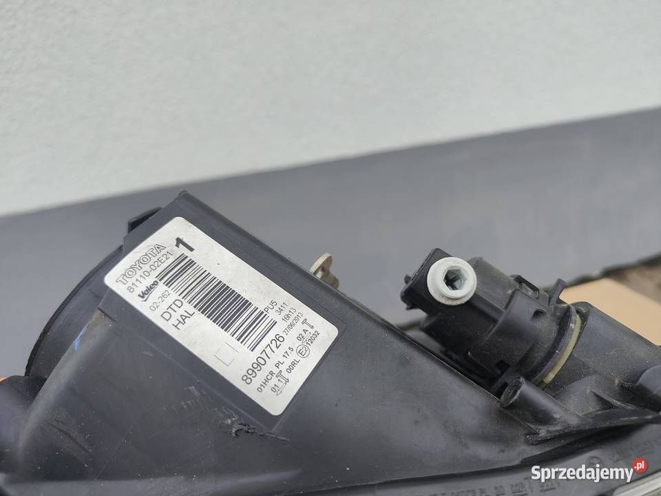 Prawa lampa reflektor Toyota auris II 2 osobowe Kielcza