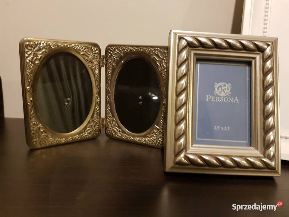 ceramiczne pojemniki i stare żelazko ozdobne