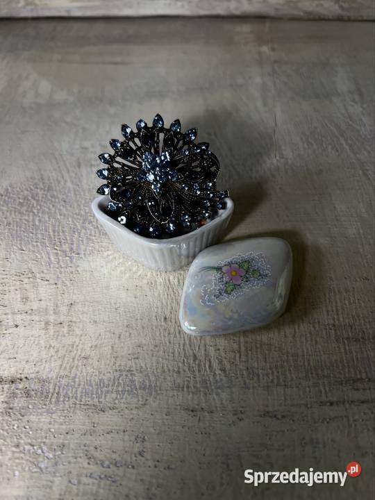 Porcelanowa szkatułka z kwiatem