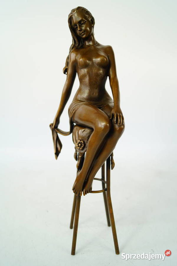 Kobieta siedząca na krześle zmysłowa figura z Gizałki