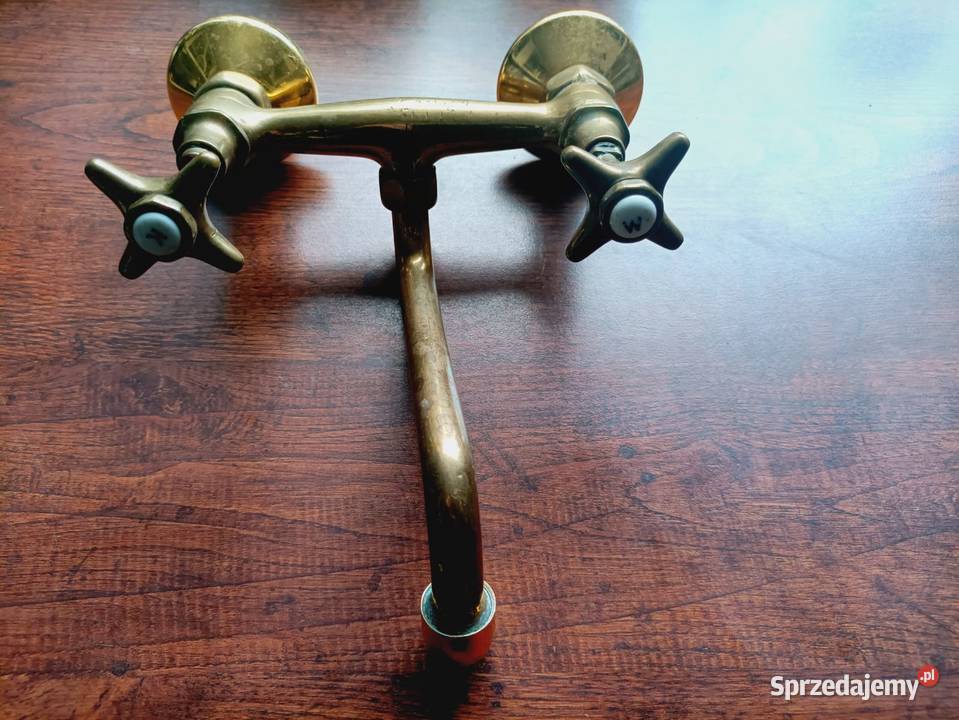 Stara bateria ścienna umywalkowa