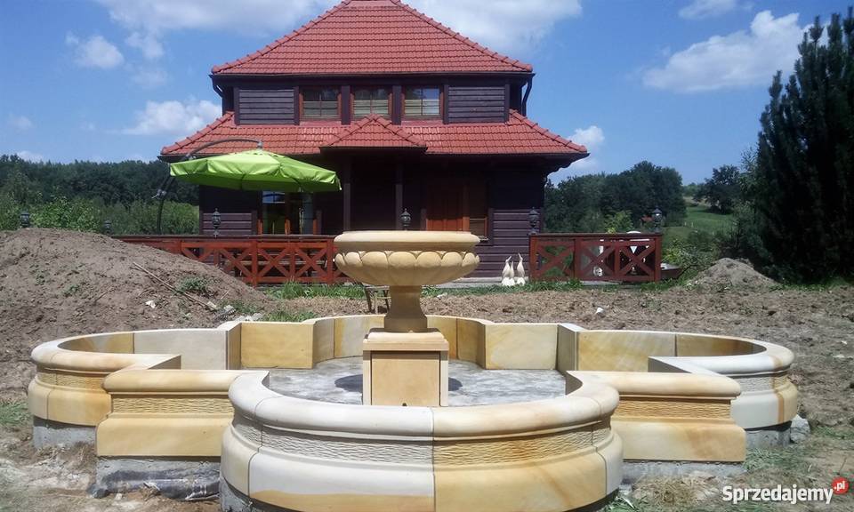 Duża i piękna fontanna ogrodowa z piaskowca