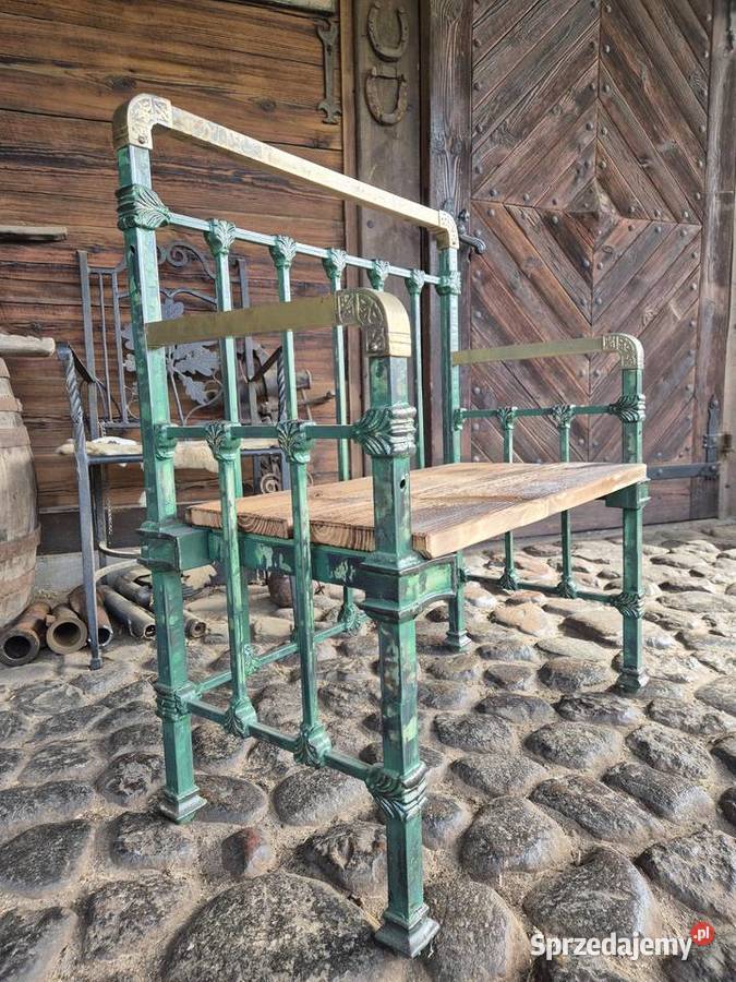Urocza mała metalowa ławka