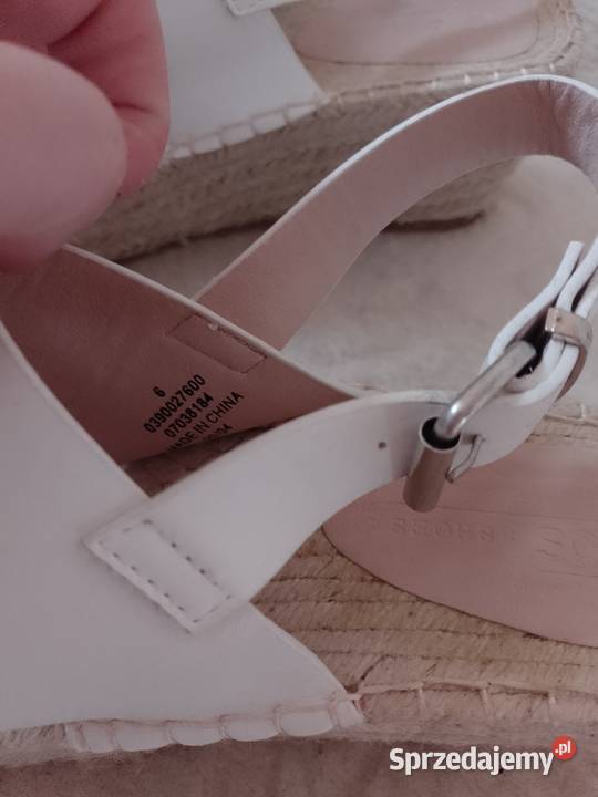 39 ASOS Białe sandałki na koturnie z Londynu