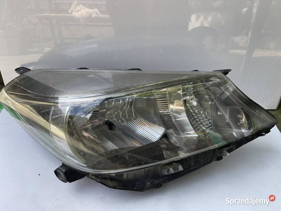 TOYOTA YARIS 3 PRAWA LAMPA PRZÓD Ostroróg