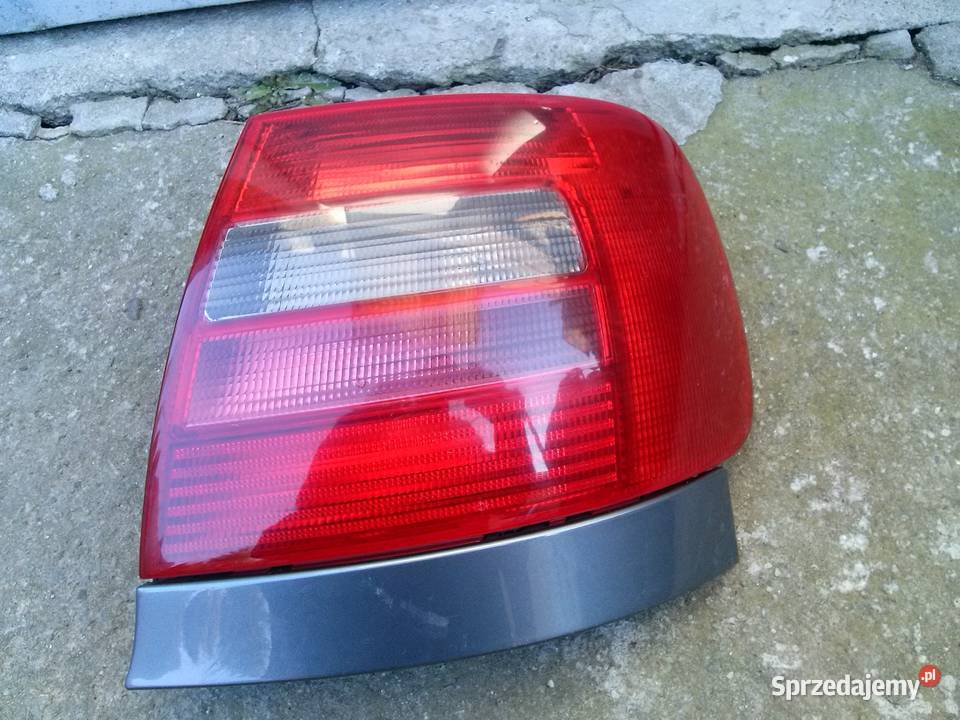 LAMPA TYLNA PRAWA LIFT AUDI A4 B5 SEDAN