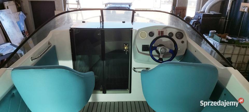 Łódź motorowa bez silnika odrestaurowana z Przejazdowo