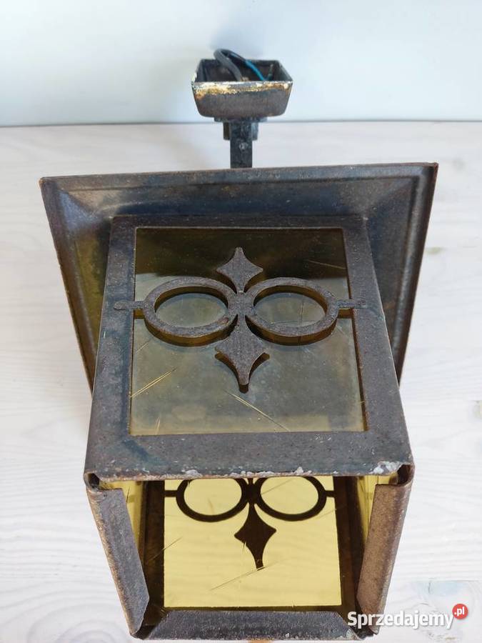Stara retro lampa ścienna kinkiet na ganek