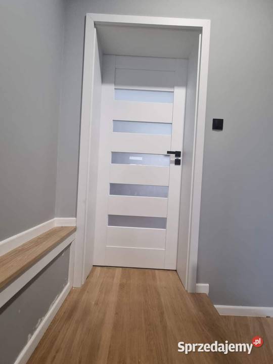 KAMUFLAŻ MASKUJĄCY STARĄ FUTRYNĘ Z DRZWIAMI I Opoczno