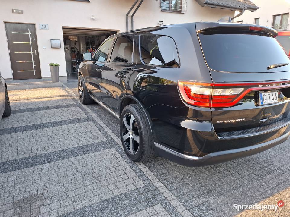 Czarny dodge Pniów