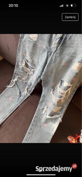 Spodnie mom fit z dziurami z motywem serduszka Pleszew