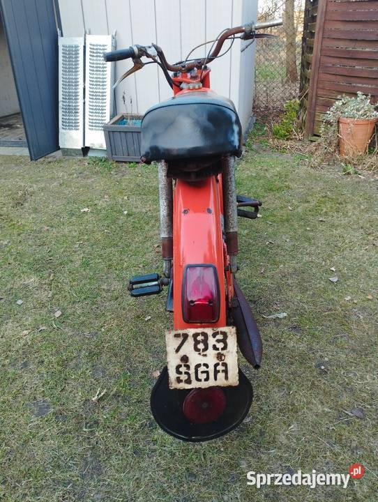 Romet Komar z dokumentami Knurów