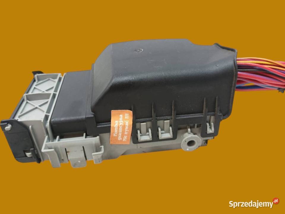 SKRZYNKA BEZPIECZNIKÓW 13222786 Opel Astra IV