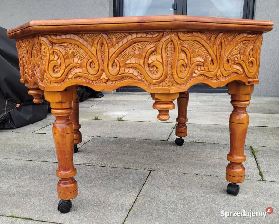 RZEŹBIONY STOLIK KAWOWY