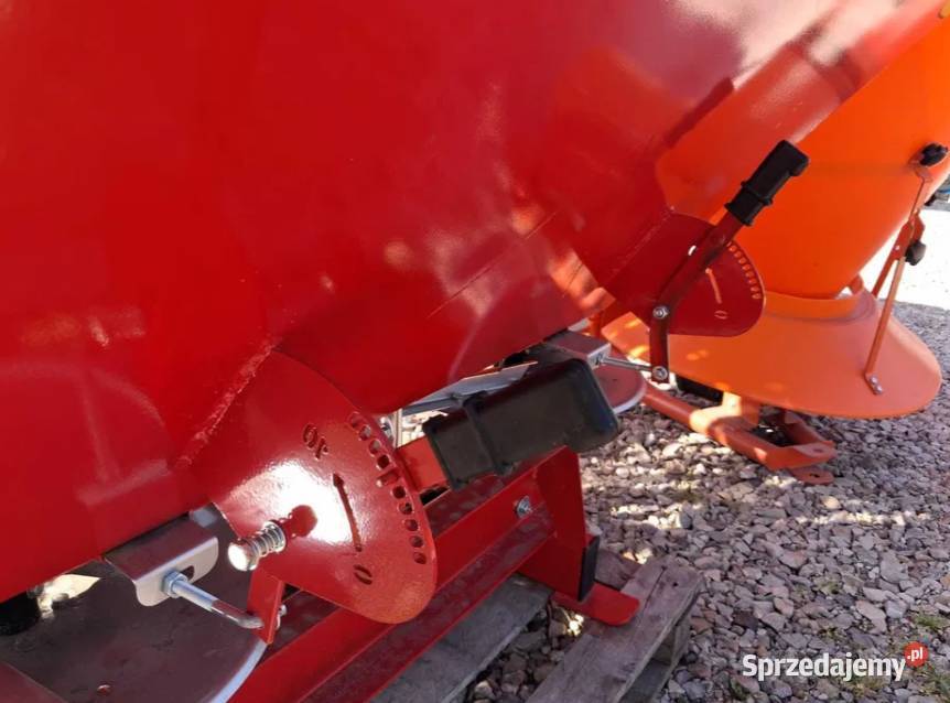 Rozsiewacz nawozów 600 l malowany tarcze mazowieckie Wyszków