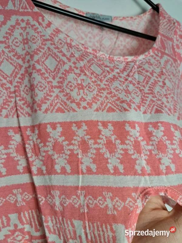 Stylowy crop top Charlotte Russe z wiązaniem XS Topy i koszulki Trąbki Wielkie