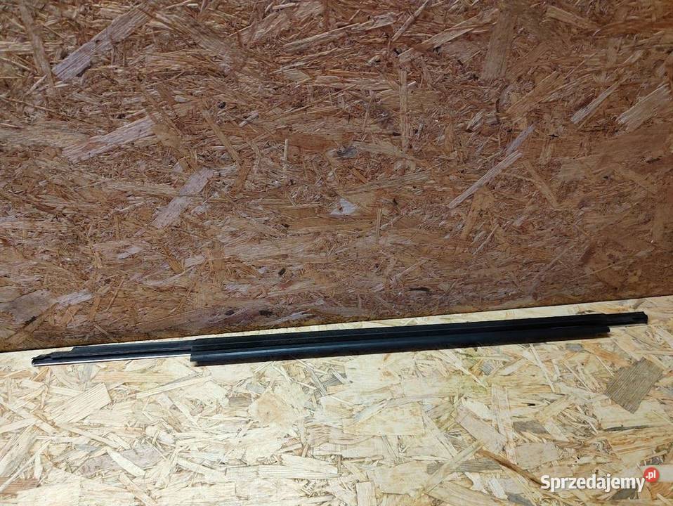 Listwa Zgarniająca Prawy Przód Audi A4 B8 osobowe Pleszew