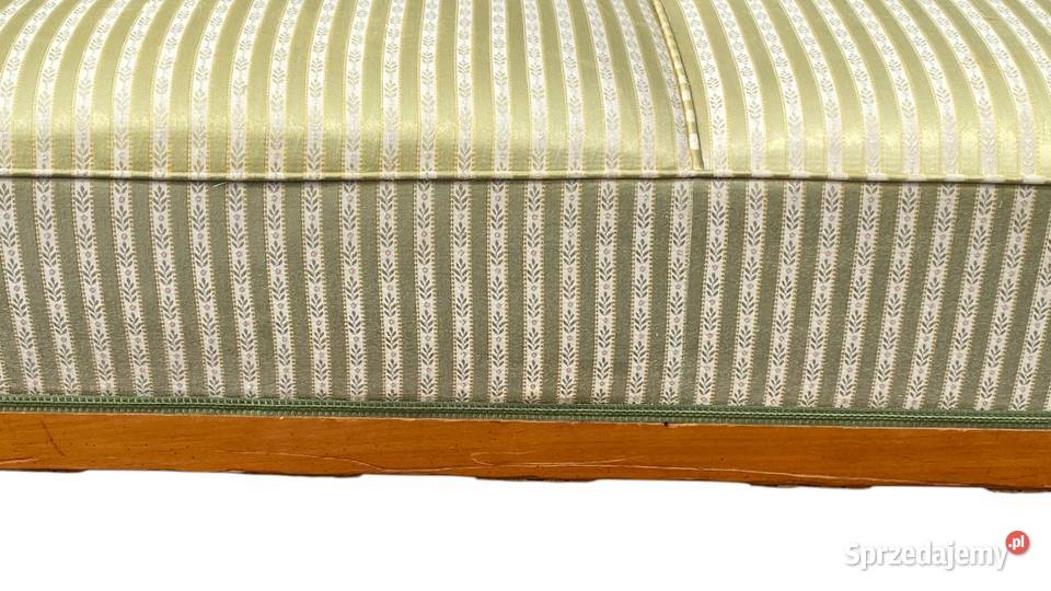 Jasna sofa trzyosobowa vintage na zwężanych Gryfice