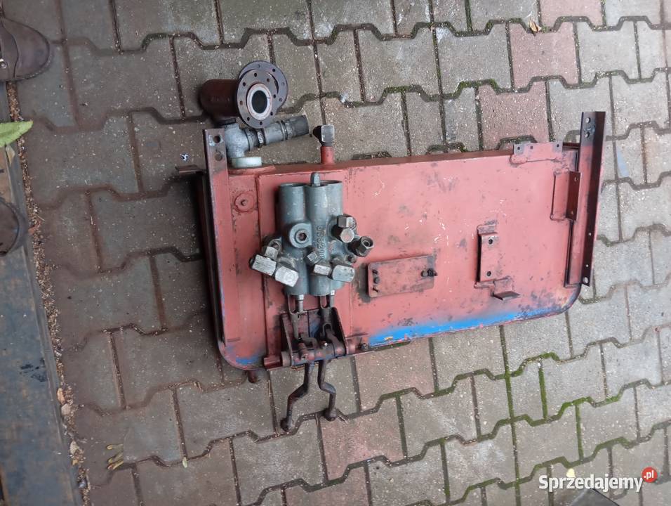 Zbiornik oleju hydraulicznego z rozdzielaczem Lublin