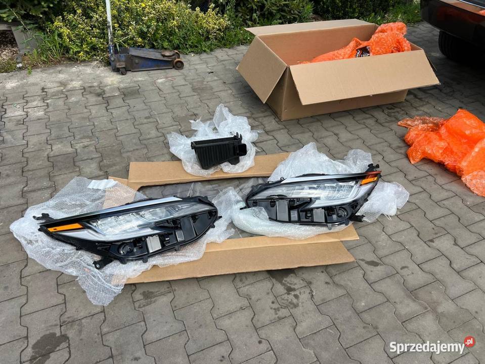 Sprzedam nowe oryginalne Reflektory Lampy przód osobowe lubelskie Goraj