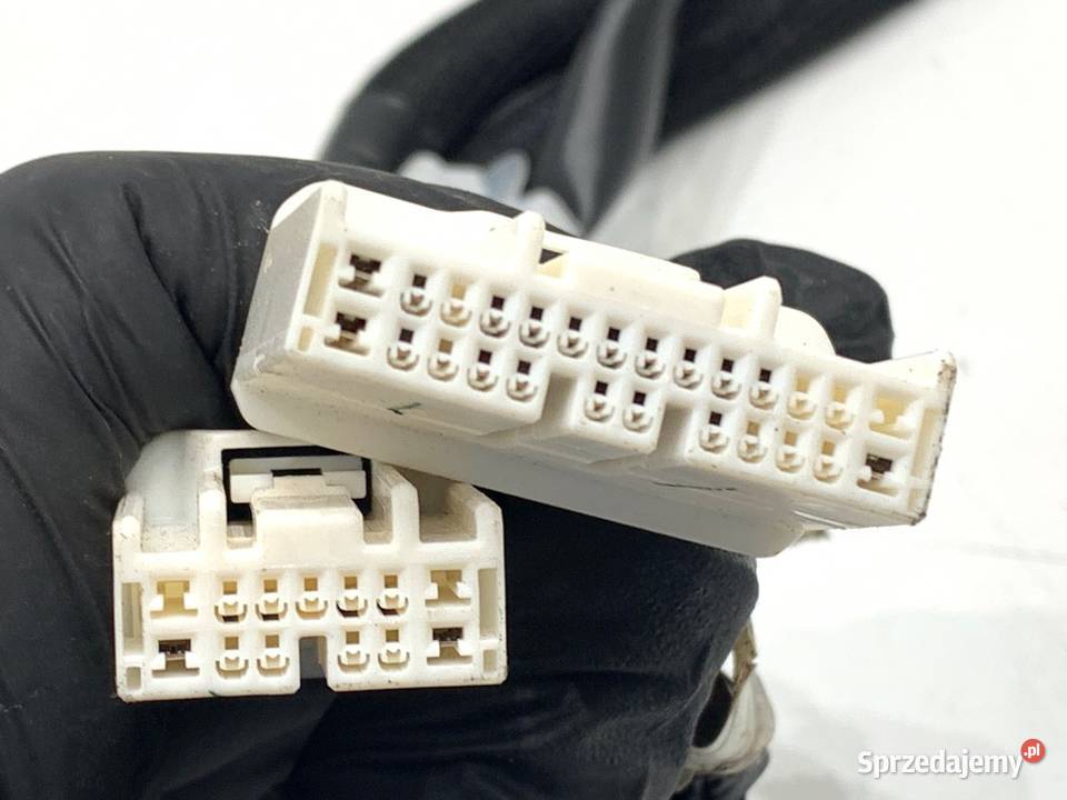 WIĄZKA KLAPY BAGAŻNIKA TYŁ TOYOTA COROLLA E21 20