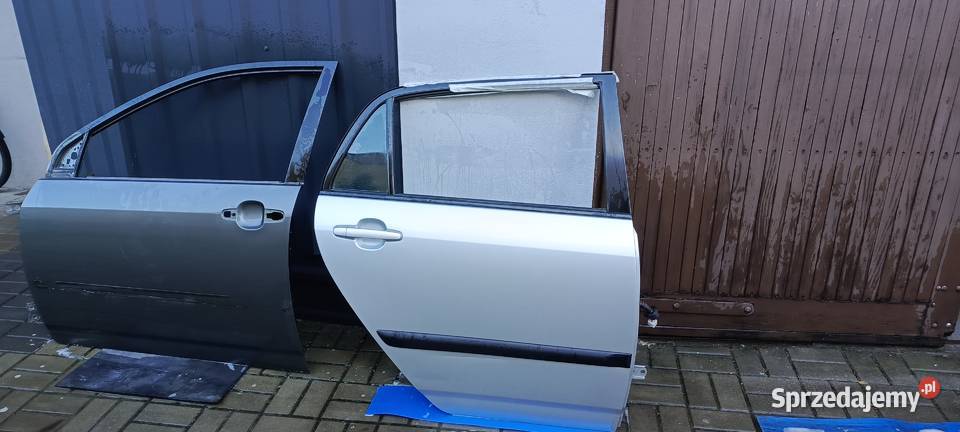 Toyota Corolla E12 klapa srebrnaINNE CZĘŚCI Rok produkcji 2003 Żarki