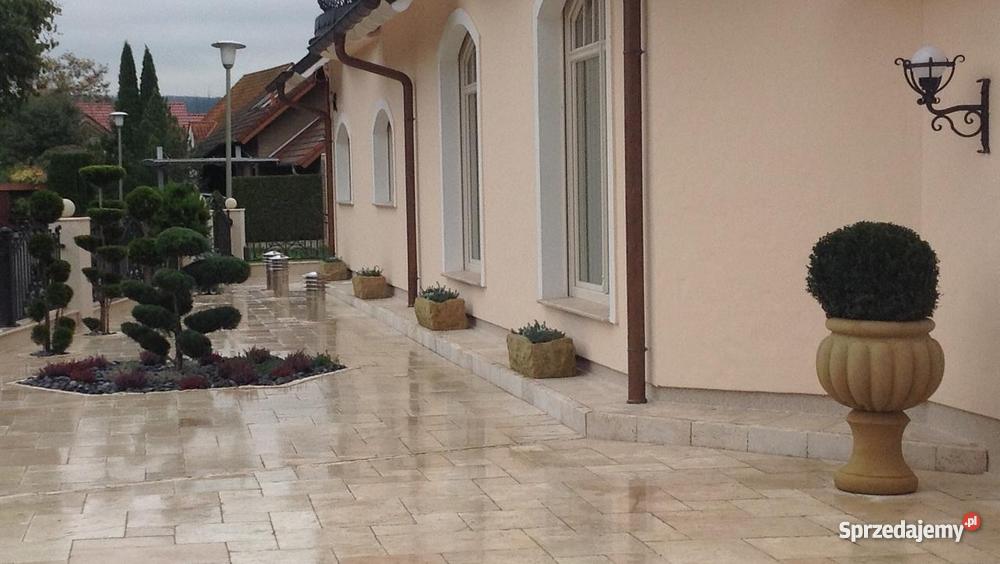 Donice z piaskowca rzeźbione