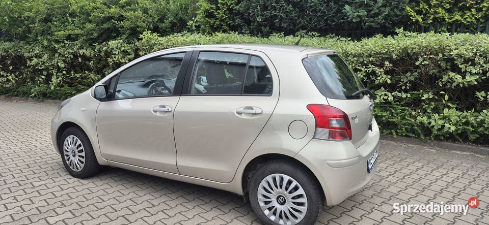 Toyota Yaris II 13 133Salon 70 GarażowanyZłoty